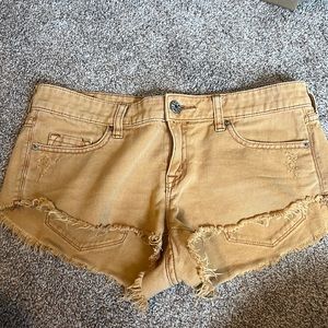 Mustard colored BDG low rise dolphin 27w